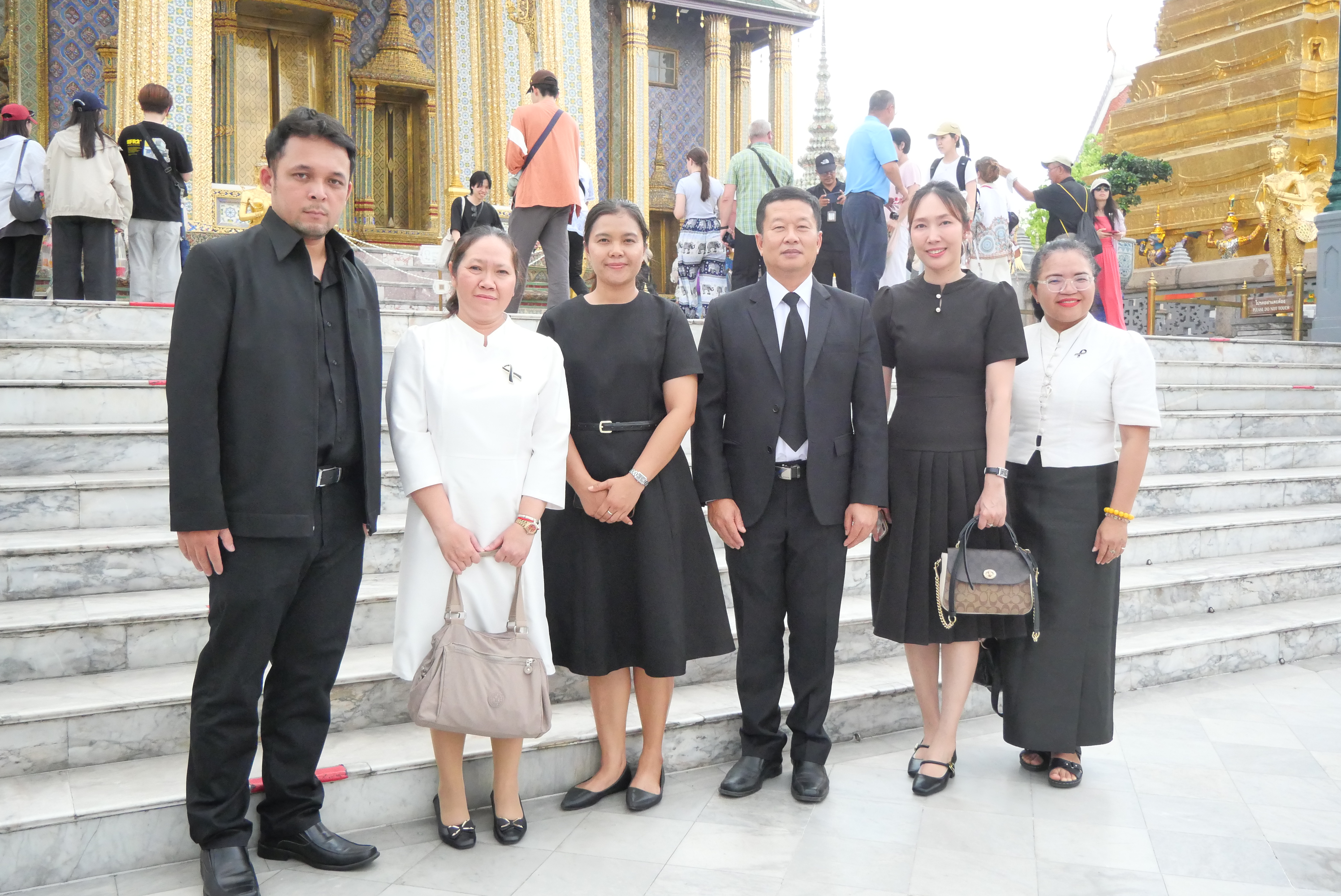 title - ส.ป.ก. ร่วมพิธีสวดพระพุทธมนต์ และเจริญจิตตภาวนาอุทิศถวายพระราชกุศลแด่ สมเด็จพระนางเจ้าสิริกิติ์ พระบรมราชินีนาถ พระบรมราชชนนีพันปีหลวง ณ พระอุโบสถวัดพระศรีรัตนศาสดาราม
